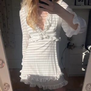 Vit studentklänning - Vit, superfin klänning, perfekt studentklänning! Den har inte kommit till så mycket användning. Strl 34💓💓🫶🏻🫶🏻