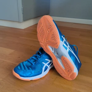 Inomhusskor Sport  - Inomhussko lämplig för all typ av innomhus aktivitet. Strl: 43.5. Skick: lätt användt