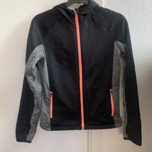 Tröningskofta  - Superbekväm träningskofta! I storlek 146/152 (barn) men passar även XS och skulle uppskattan att även S kan ha den! Skriv för fler bilder eller frågor! Kan mötas upp i Stockholm - Slussen eller Fridhemsplan helst. Annars står köparen för frakten ;)