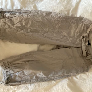 Trekvartsbyxor från HM - Lågmidjade och har ett snöre man kan knyta, typ cargomaterial, man kan dra åt längst ner på benen eller så kan dom vara ”vida”💗💗