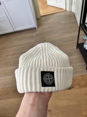 Stone island mössa - Som ny, köpt på Stone island för 1200