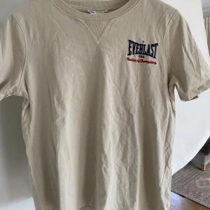 T-shirt  - Säljer denna t-shirten från ZARA med ett större tyck på baksidan. Endast testad så bra skick. 💕