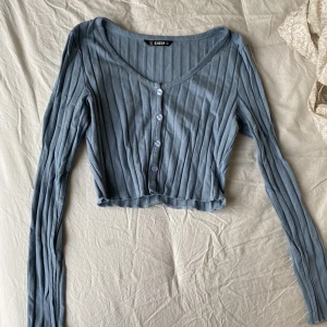 Blå långärmad tröja  - Blå långärmad tröja från SHEIN. Storlek S, har använt den få tal gånger. Den är lite kort.