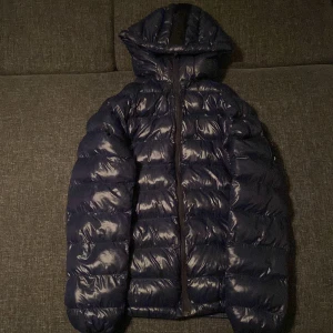 Peak performance vinter jacka - Säljer min peak vinterjacka som jag inte använder längre eftersom att den inte passar mig längre. Köpt för 3 år sedan men nästan aldrig använd så Jackan är i gott skick och funkar perfekt inga skador eller något på jackan. Köpte jackan för 2500.