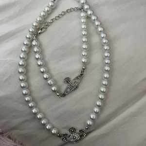 vivienne westwood halsband och armband - Aldrig använda och priset kan absolut diskuteras  Inte äkta :)  Båda är för 200 