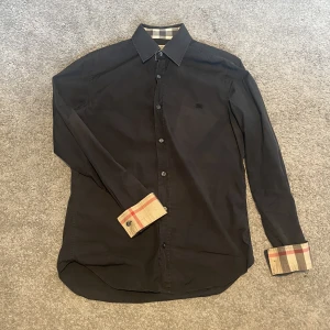Burberry skjorta  - Burberry skjorta, storlek S. Skick 7/10, lite solblekt utöver det fint skick. Vid frågor är det bara att höra av sig. Såklart äkta 