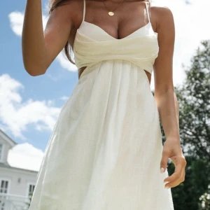 Studentklänning  - Super fin klänning perfket till midsommar eller student! Köpte för 1400💘