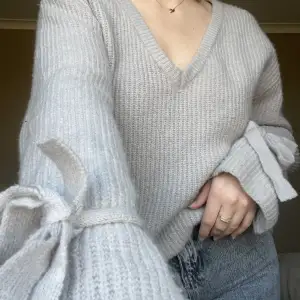 Snygg grå sweater från Linn Ahlborg X NA-KD, går inte att få tag på längre. Säljer pga att den inte kommer till användning. Storlek S men skulle passa större storlek då den är stor i storleken.