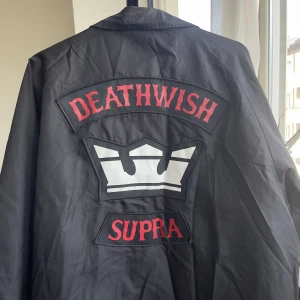 Deathwish X Supra collab jacka - Lite små hål och sånt från skejtande, därav priset.