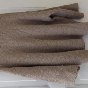 Varm och skön tröja i acryl, polyester och alpaca ull (7%). Mycket vid tröja, snygg till jeans.