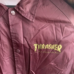 Thrasher vårjacka - Vinröd Thrasher jacka. Saknas en knapp längst ner som borde vara enkelt att fixa. 