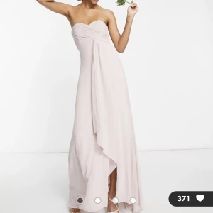 balklänning  - Helt oanvänd (prislapp finns kvar) ljusrosa balklänning från ASOS.  Ordinariepris: 841kr 