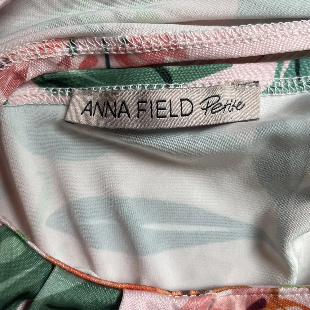 Blommig långklänning från märket Anna Field modell petite. Använd 1 gång. . Klänningar.