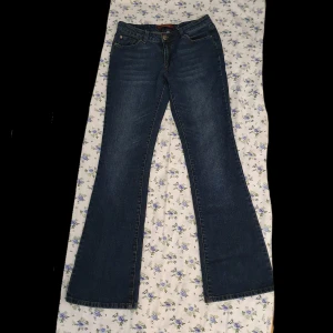 Low rise jeans - Ett par snygga flare jeans i storlek 36 som tyvärr inte passar mig så bra. Min kompis på sista bilden ör ca 168cm och som man ser är dem lite för långa för henne så passar säkert något som är runt 170💕