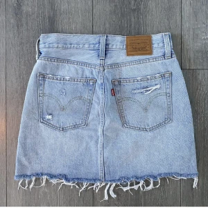 Jeanskjol levis - Säljer denna jeanskjolen från levis, använd en gång❤️