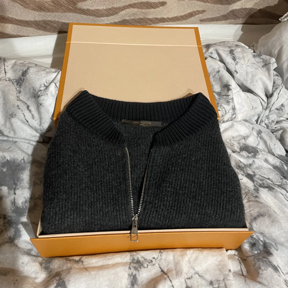 Inga Byten! Reatil:13000kr Louis Vuitton Knitted Full Zip Logo Sweater(L)(Black/Grey/Blue Condition:8/10 (väldigt bra) Dm for more info&pics. Tröjor & Koftor.