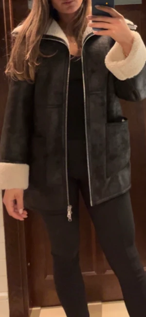 Mango kacka - Säljer min mango jacka i storlek xs. Dock så passar jackan mer för en s om man inte vill ha den oversized. Har använt den 1 gång.  Köparen står för frakten:)