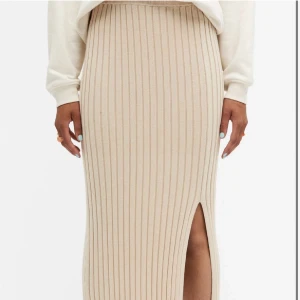Kjol - Halv lång ribbad kjol ifrån Monki, En svart och en Beige , Endast testade då ja köpte för stor storlek, 100kr styck 