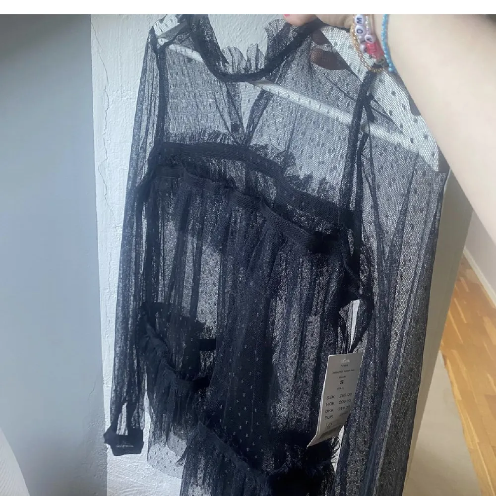 Säljer denna fina mesh tröja i volang från Gina, använd 1 gång! . Blusar.
