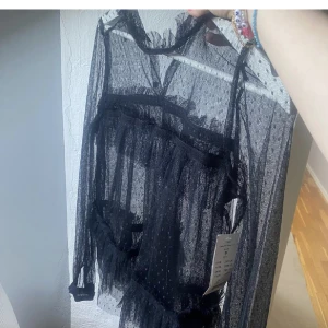 Mesh tröja  - Säljer denna fina mesh tröja i volang från Gina, använd 1 gång! 