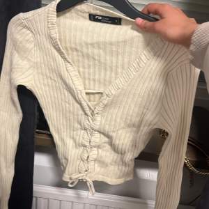 En beige tröja från New yorker har använt tröjan få gånger , den är storlek S men passar xs också tröjan är stretchig.