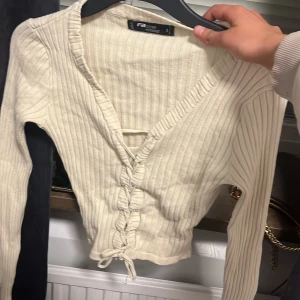New yorker - En beige tröja från New yorker har använt tröjan få gånger , den är storlek S men passar xs också tröjan är stretchig.