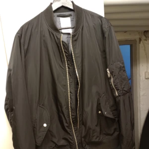 J Lindeberg bomber jacka - I nästan helt oanvänt skick i storlek L, sitter oversized på mig. 