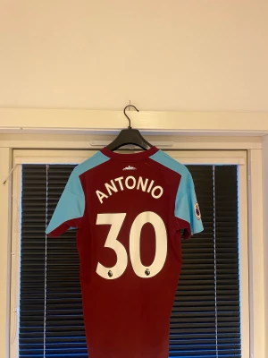 West ham fotbollströja Antonio - West ham fotbollströja med Antonio på ryggen. I perfekt skick. Storlek S.