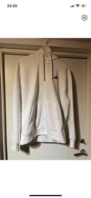 Nike Hoodie  - Säljer en vit Nike zipup Hoodie i stl M. Bra skick, 500kr
