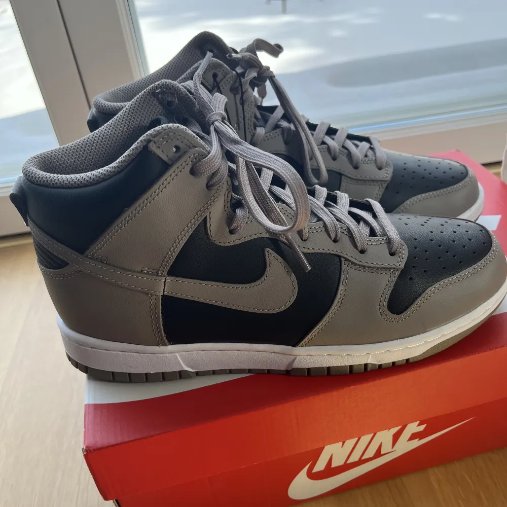 Nike dunk high helt oanvända då de ej passade,  superfina och äkta boxen finns kvar!<3 Fick de i present. Nypris är 1900kr. Skor.