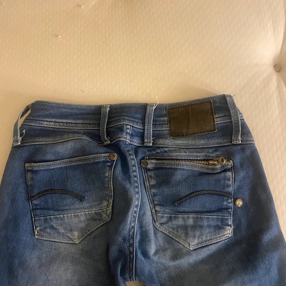 Säljer dessa fina low waist jeans i stl 24/32. Dem är i väldigt fint skick. Har tyvärr endast dessa bilder och det blir budgivning om det är många intresserade. Frakt tillkommer💕. Jeans & Byxor.