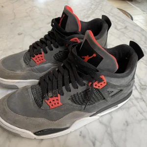 Jordan Air 4 Retro infrared strl 44,5 - Välanvända Jordan Air 4, säljes med box.   Inköpta hösten 2022 på restock.net 360Euro  Skicka om bild. En skada som visas på sista bilden därav priset på denna unika sko. 