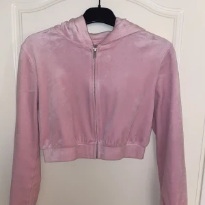 Rosa ziphoodie - Ordinarie pris 199kr. Använt endast 2-3 gånger, skick som ny. 
