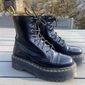 Säljer mina super snygga Dr. Martens boots som endast är använda ca 2 gånger. De är i storlek 37 och säljer dom på grund av att de är 1 storlek för stora för mig. Nypris 2399kr, säljer för 2000kr och jag står för frakten, priset går att diskutera. 