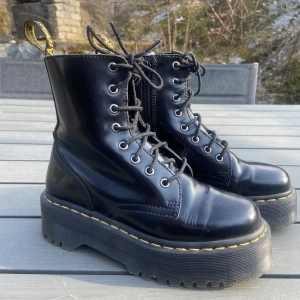 Dr. Martens boots  - Säljer mina super snygga Dr. Martens boots som endast är använda ca 2 gånger. De är i storlek 37 och säljer dom på grund av att de är 1 storlek för stora för mig. Nypris 2399kr, säljer för 2000kr och jag står för frakten, priset går att diskutera. 