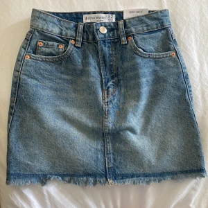 Jeanskjol - En ljusblå jeanskjol från stradivarius i storlek 32. Den är helt ny och lappen sitter kvar (endast prövad). Den är verkligen jätte fin men den var tyvärr förlåten för mig. Nypris på den var 500 och jag säljer den för 300 kr. Du får stå för frakten.