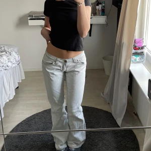 Denim bird jeans - Jag säljer mina fina bootcut denim bird jeans i storlek 28/34 som passar perfekt för mig som är 170 cm men som inte kommer till användning. Endast använt någon gång så väldigt bra kvalitet. Köpta för 1000kr så säljer för 500kr. Skriv för fler bilder!