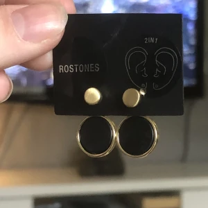 Pilgrim guld/svarta öronhängen  - OANVÄNDA pilgrim öronhängen där du får 2 i 1. Original priset är 250kr säljer för 120kr! Priset går alltid att diskutera 