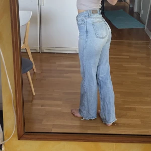 Utsvänga jeans - Helt vanliga utsvängda jeans, sitter väldigt bra på kroppen.