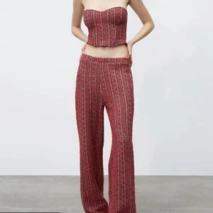 Söker detta sett  - Hej! Jag söker detta sett. Toppen i M och byxorna i M, har ni planer på att sälja dessa hör gärna av er!💕💕