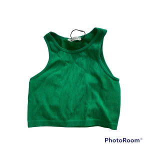 grön Crop Top  - Grön crop top köpt från pull&bear i strl XS-S men sitter som en XS tycker jag. Jättebra kvalitet och material 🫶🏻