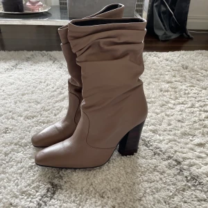 Stövlar - Säljer dessa stövlar som nästan aldrig använts. Kontakta gärna om du har nån fråga💕