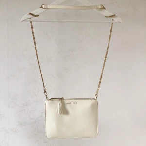 Vit väska - Off white kuvertväska med avtagbar guldkedja. 23x17cm