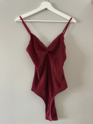 Vinröd body - Body använd en gång