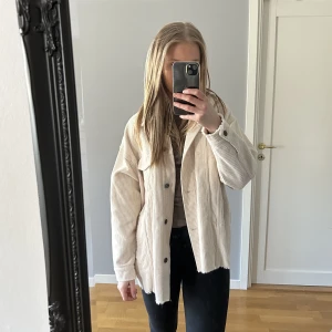 Manchesterjacka med knappar  - Manchesterjacka i beige. Fint skick. 