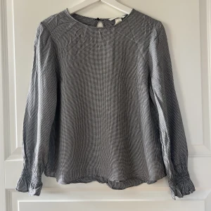 Blus H&M - Blus ifrån H&M i storlek 38 men passar även mindre. Användt skick. Köparen står för frakten.