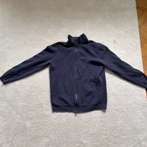 Massimo dutti full zip - En tröja från Massimo dutti i bra skick. Full zip 