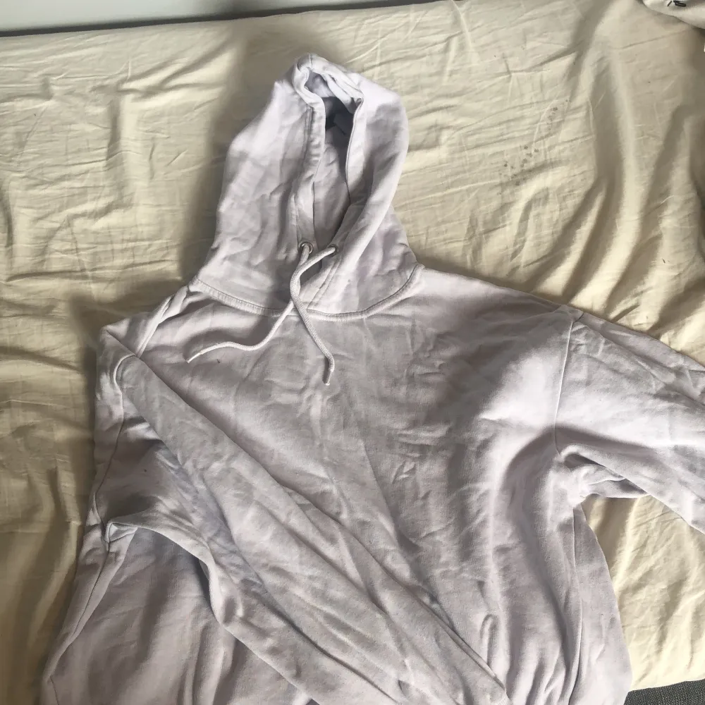 En lila hoodie från Lager 157 inte så använd. Storlek M Nypris ca 200 mitt pris 100kr. Hoodies.