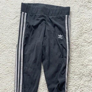  byxor  -  byxor från Adidas har några små  hål 