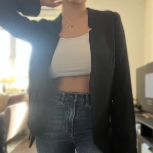 Svart blazer från Gina Tricot - Enkel svart kavaj från Gina Tricot. 